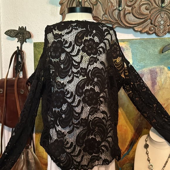 # 69 Gorgeous, black lace top - Picture 7 of 9
